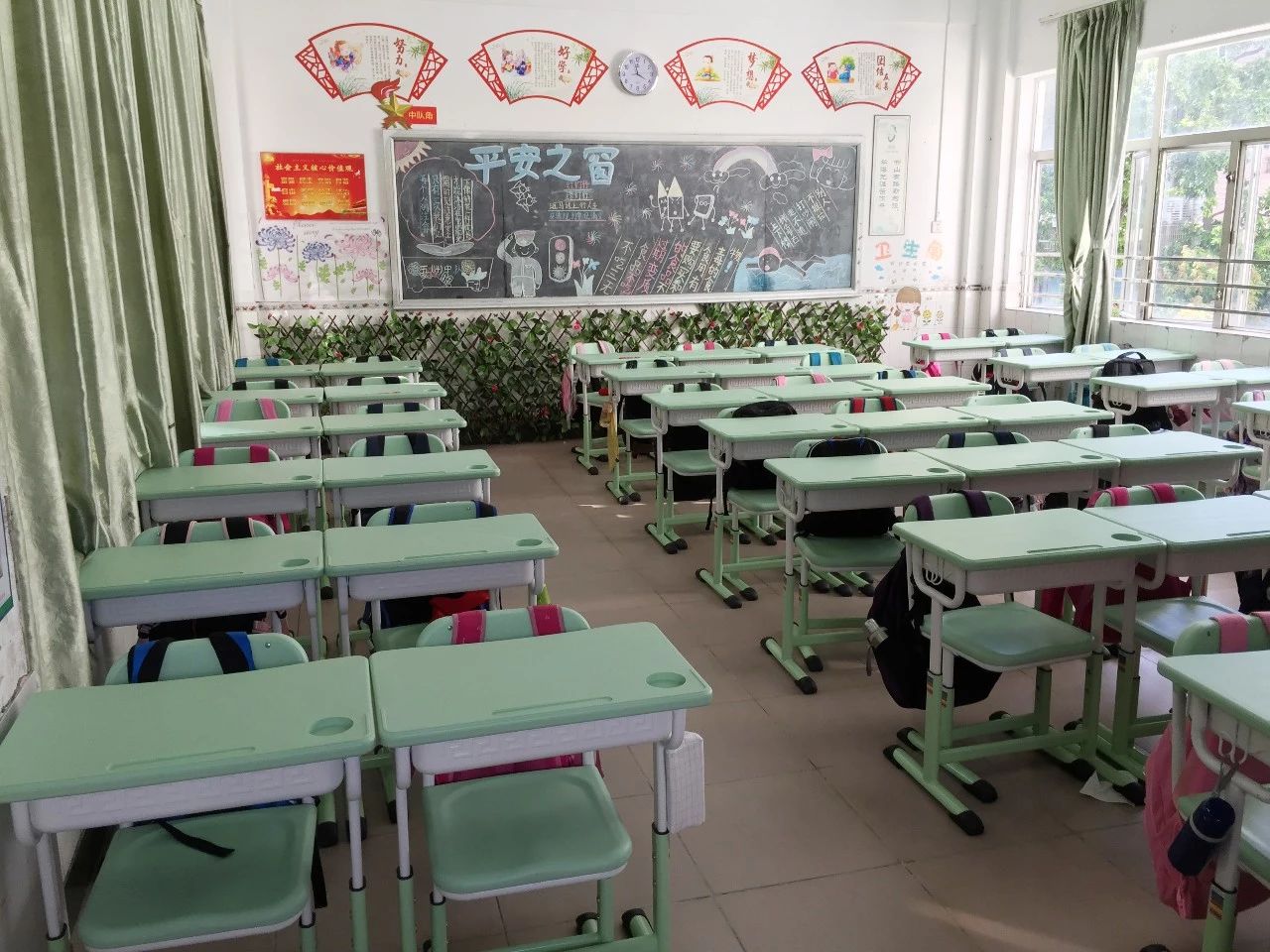 在為選什么款式的課桌椅發(fā)愁？看廣州怡園小學(xué)的