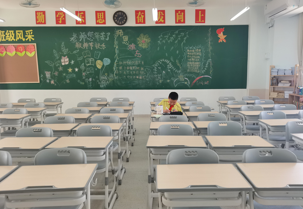 課桌椅如此重要？家長(zhǎng)自費(fèi)給孩子全班換課桌椅！連上2個(gè)熱搜！